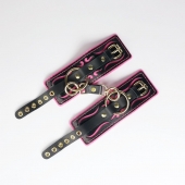 Черные кожаные наручники с розовой строчкой - Crazy Handmade - купить с доставкой в Махачкале