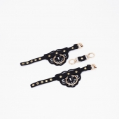 Черные кожаные наручники с клепками, кольцами и золотистой фурнитурой - Crazy Handmade - купить с доставкой в Махачкале