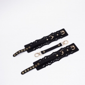 Черный кожаные оковы с узорами и золотистой фурнитурой - Crazy Handmade - купить с доставкой в Махачкале