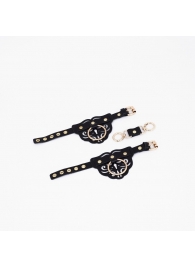 Черные кожаные наручники с клепками, кольцами и золотистой фурнитурой - Crazy Handmade - купить с доставкой в Махачкале